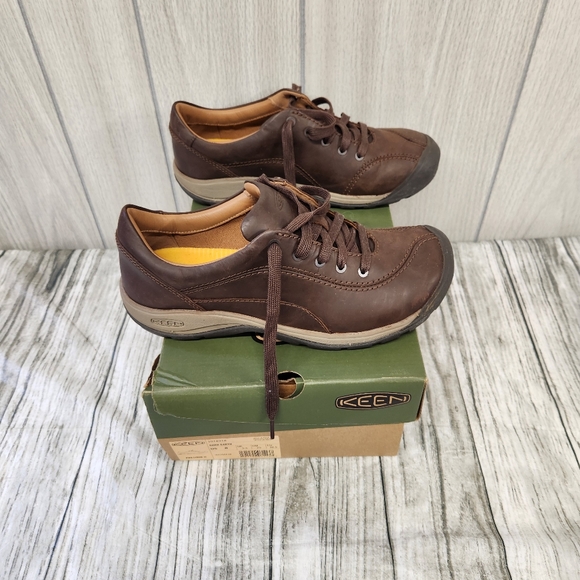 KEEN Women's size 8Leather Low Height Snaeker walking shoe - Picture 2 of 10